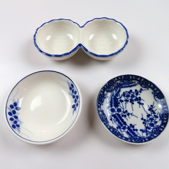 4 small white and blue condiment sauce spices olives nuts dishes / serveware - Picture 1 of 5